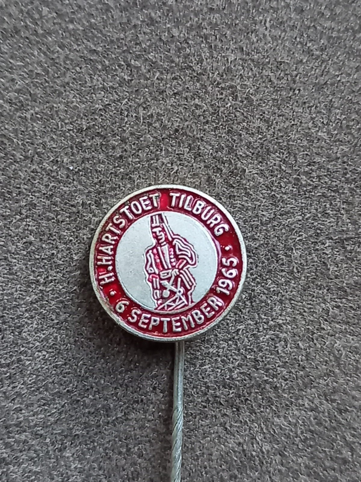 Speldje H.Hartstoet Tilburg - 6 september 1965, Verzamelen, Speldjes, Pins en Buttons, Ophalen of Verzenden, Gebruikt