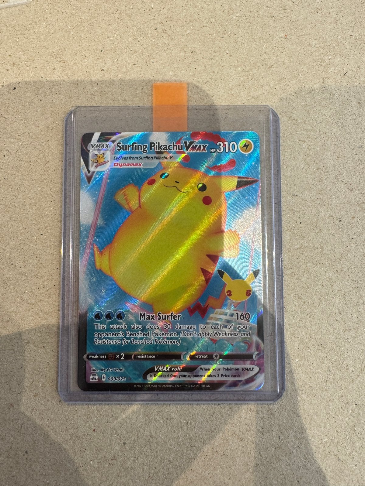 Surfing Pikachu VMax 009/025, Hobby en Vrije tijd, Ophalen of Verzenden, Zo goed als nieuw, Losse kaart, Foil