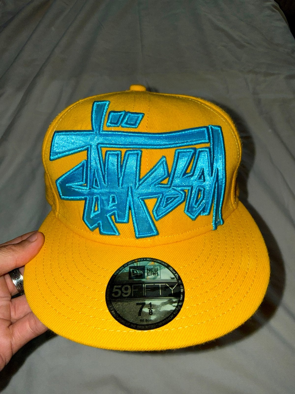 Stussy x New Era 59Fifty Pet Geel/Blauw Maat 7 1/8, Ophalen of Verzenden, Nieuw, Pet