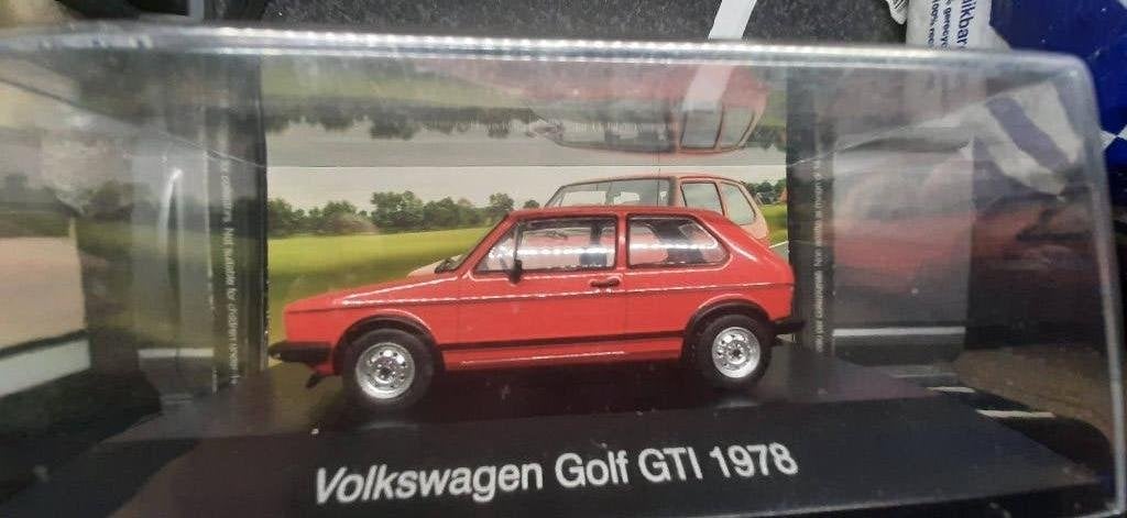 VW Golf mk 1 gti 1:43 rood nieuw compleet in showcase, Ophalen of Verzenden, Nieuw, Auto, Overige merken