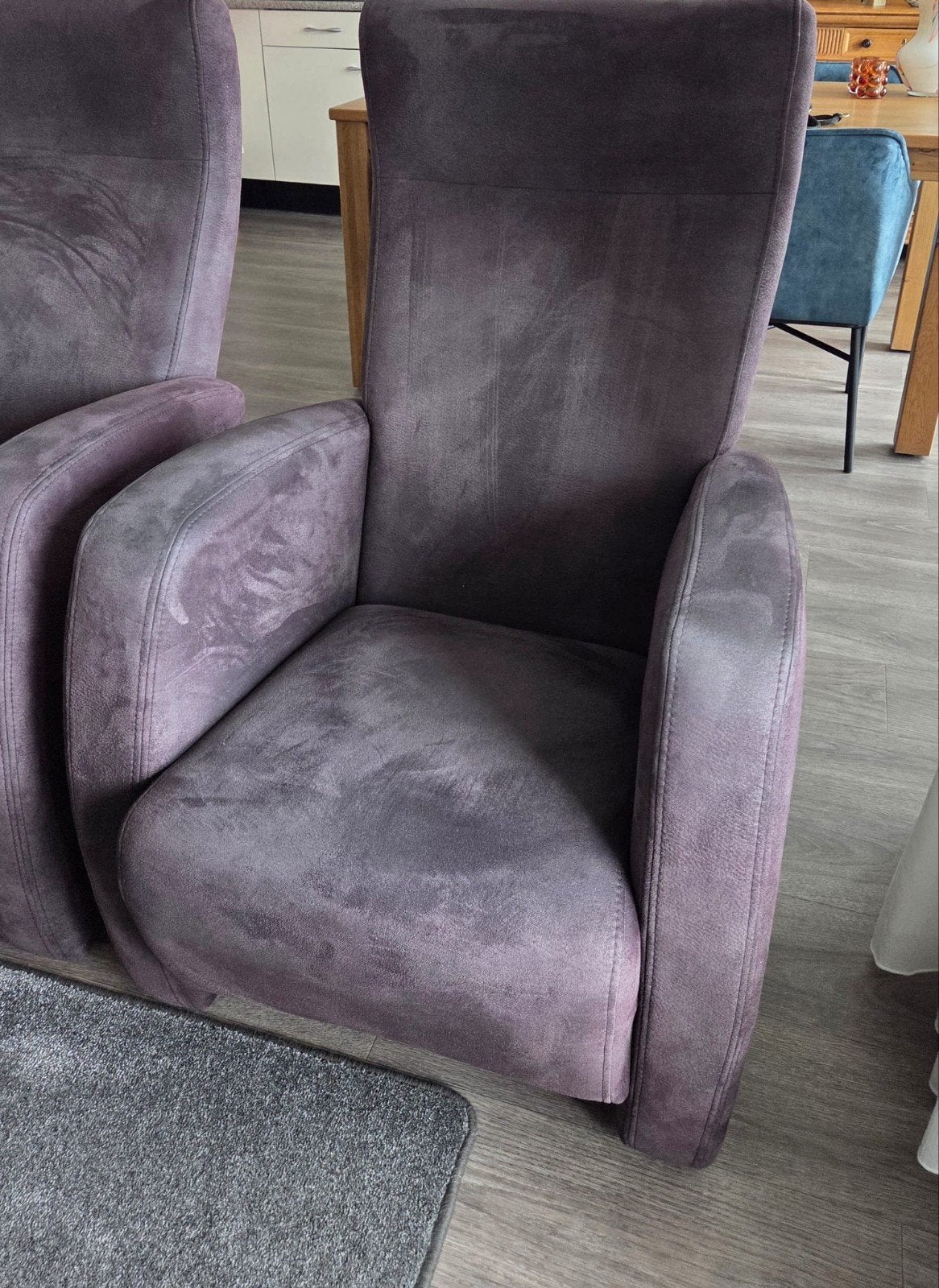 Gratis op te halen Twee comfortabele stoelen ingrijze stof, Huis en Inrichting, Gebruikt, Twee, Overige kleuren, Modern comfort