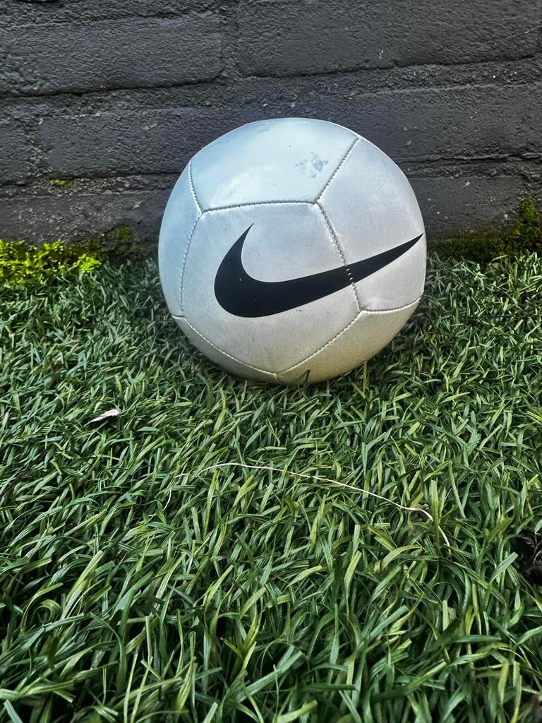 Kleine Nike voetbal - Wit met zwart logo (15 cm), Sport en Fitness, Voetbal, Ophalen of Verzenden, Gebruikt, Bal