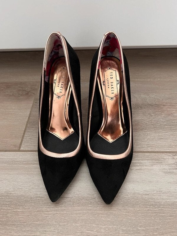 Ted Baker chique pumps zwart met goud accentje hak 9 cm 39, Pumps, Verzenden, Zwart, Nieuw