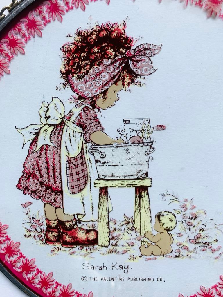 Vintage Sarah Kay glazen Raamhanger - Meisje wast baby, Ophalen of Verzenden, Gebruikt