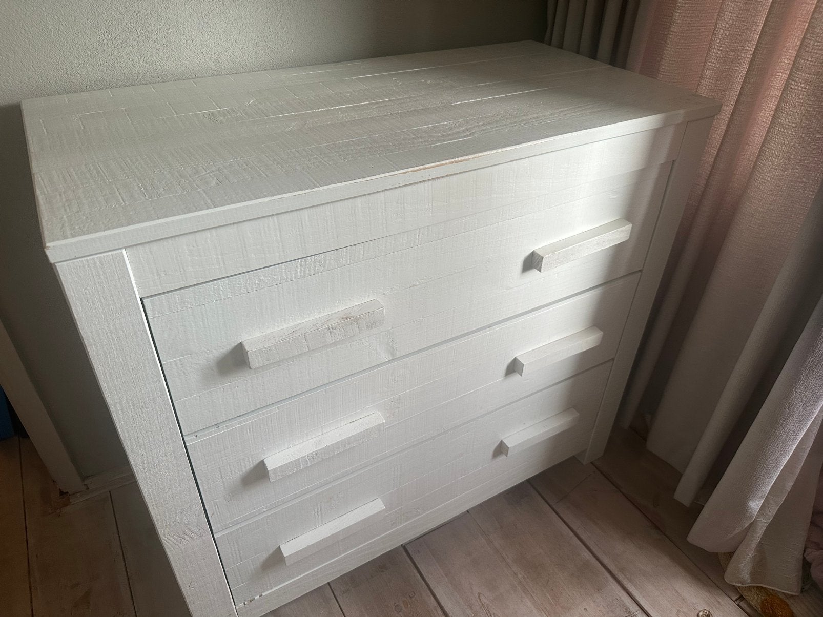 Juno commode wit – houtnerf structuur – 3 ruime lades, Ophalen, 50 tot 70 cm, 90 tot 105 cm, 100 cm of meer
