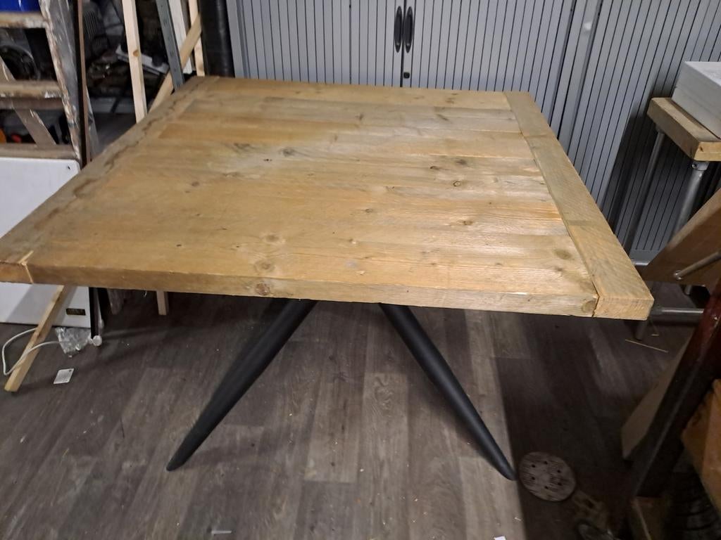 Houten Eettafel met Metalen Onderstel 117x117cm