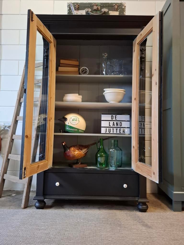 Brocante/Landelijke zwarte vitrinekast, Vintage buffetkast, Antiek en Kunst, Antiek | Meubels | Kasten, Ophalen