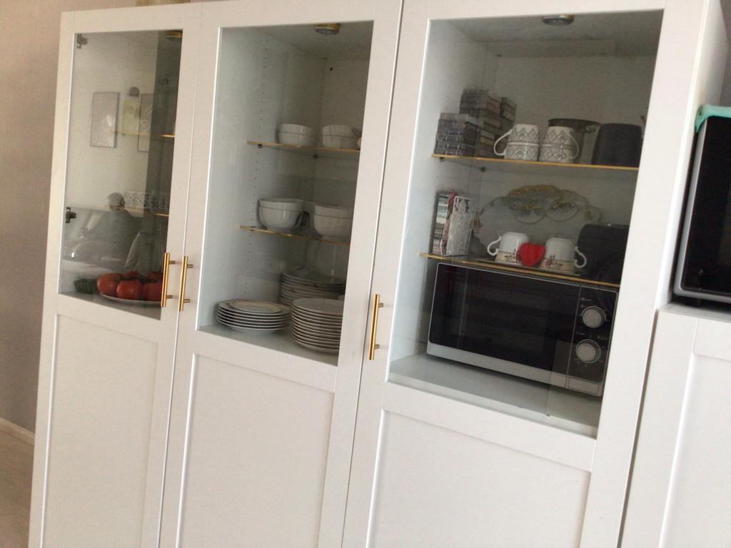 IKEA Buffetkast met glazen deuren, Huis en Inrichting, Kasten | Buffetkasten, Ophalen, Zo goed als nieuw, 25 tot 50 cm, 200 cm of meer