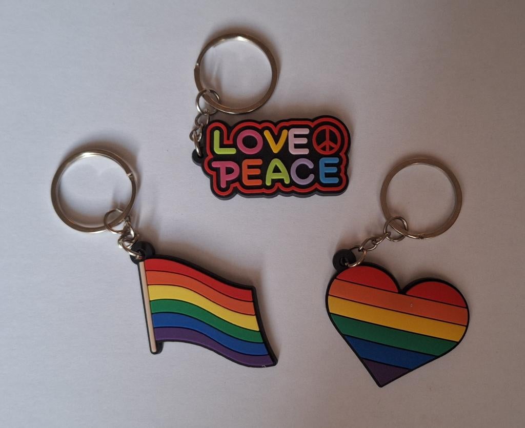Love & Peace, regenboog vlag en hartje sleutelhangers, nieuw, Ophalen of Verzenden, Nieuw, Feestartikel