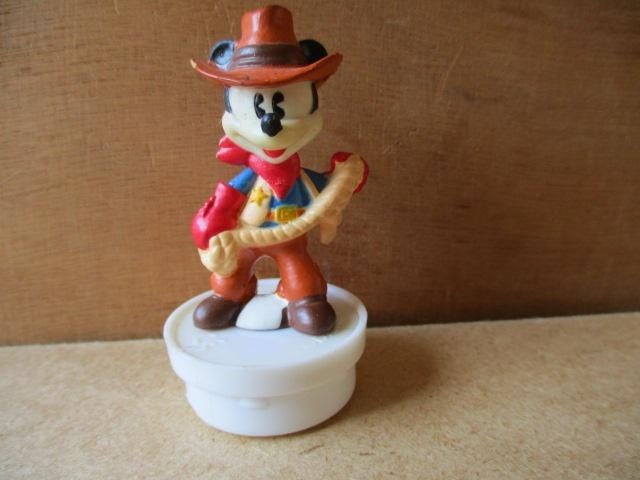 adv9744 mickey op dekseltje 4, Ophalen, Mickey Mouse, Gebruikt, Beeldje of Figuurtje