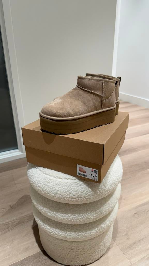 Nieuwe Uggs in doos 39, Ugg classic mini platform suede zand, Beige, Lage of Enkellaarzen, Nieuw, Ophalen of Verzenden