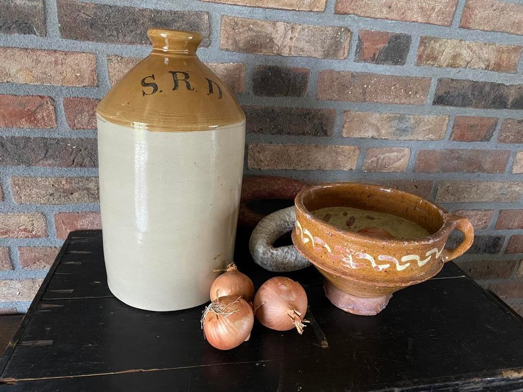 Brocante oude steengoed rumkruik/ oud Fries beslagpotje, Antiek en Kunst, Antiek | Keramiek en Aardewerk, Ophalen of Verzenden