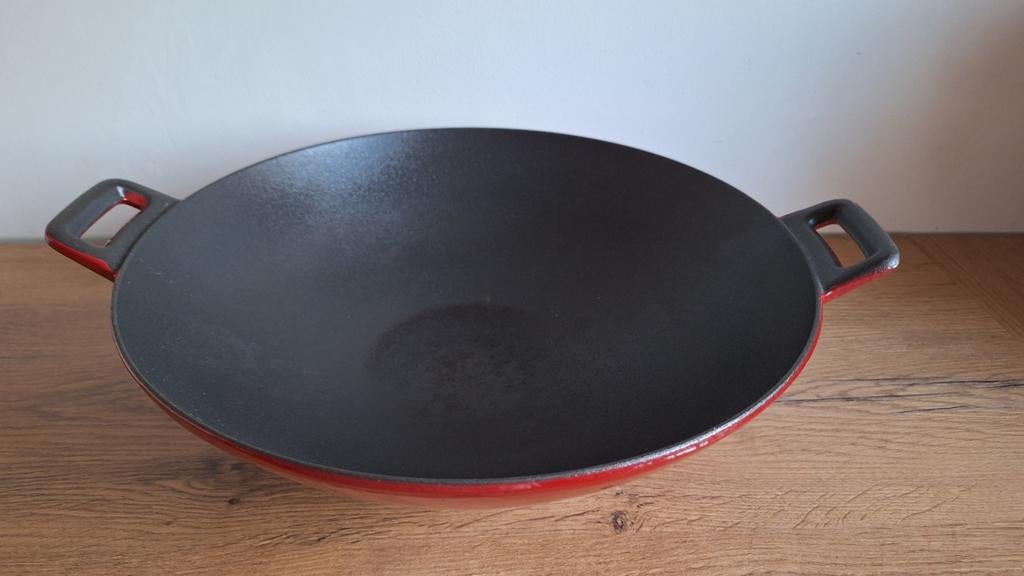 Mooi rode gietijzeren Wok, Ophalen