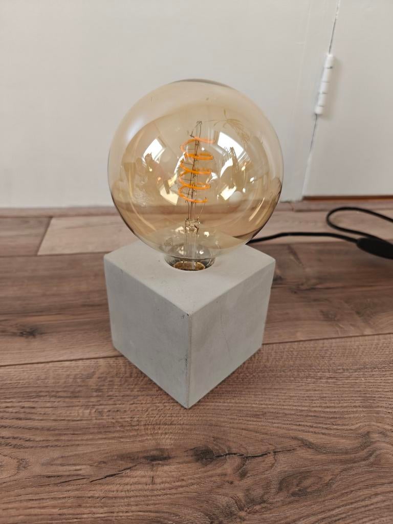 KARWEI Tafellamp Jurre beton, Ophalen of Verzenden, Zo goed als nieuw, Overige materialen, Minder dan 50 cm