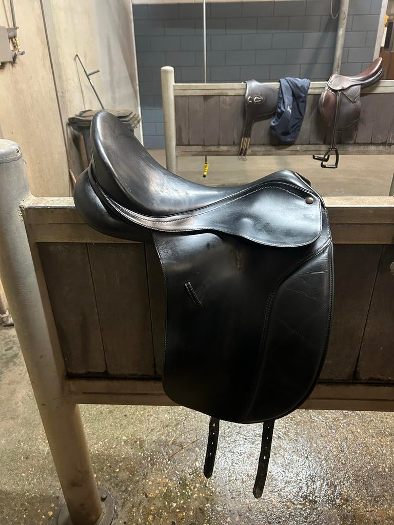 Bates zadel caprilli 17 inch, Dieren en Toebehoren, Paarden en Pony's | Zadels, Ophalen of Verzenden, Gebruikt, Dressuur