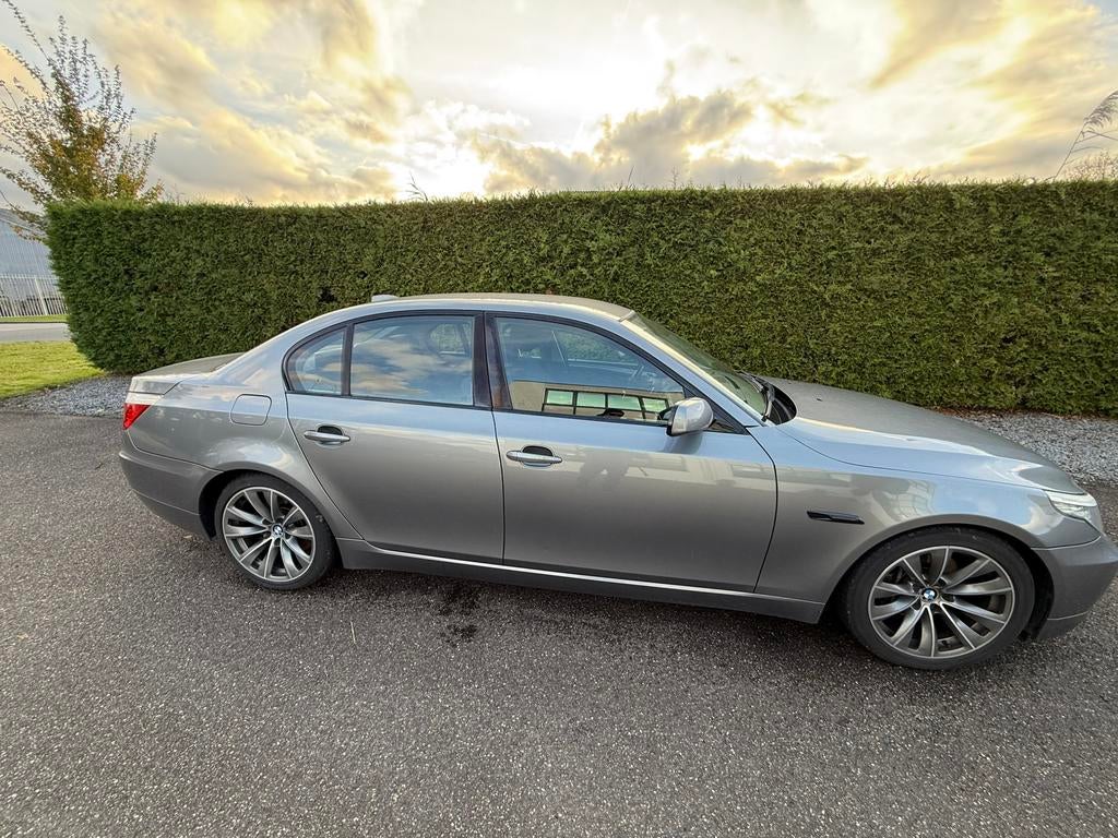 BMW 5-Serie 3.0 I 525 AUT 2007 Grijs, Auto's, BMW, Achterwielaandrijving, 2000 kg, 1505 kg, 2996 cc