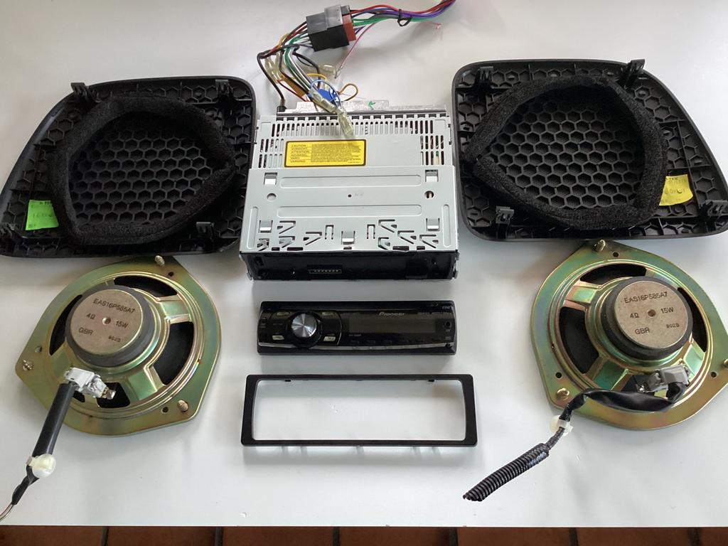 Autoradio boxen met beschermkapje. Radio is verkocht., Verzenden, Gebruikt