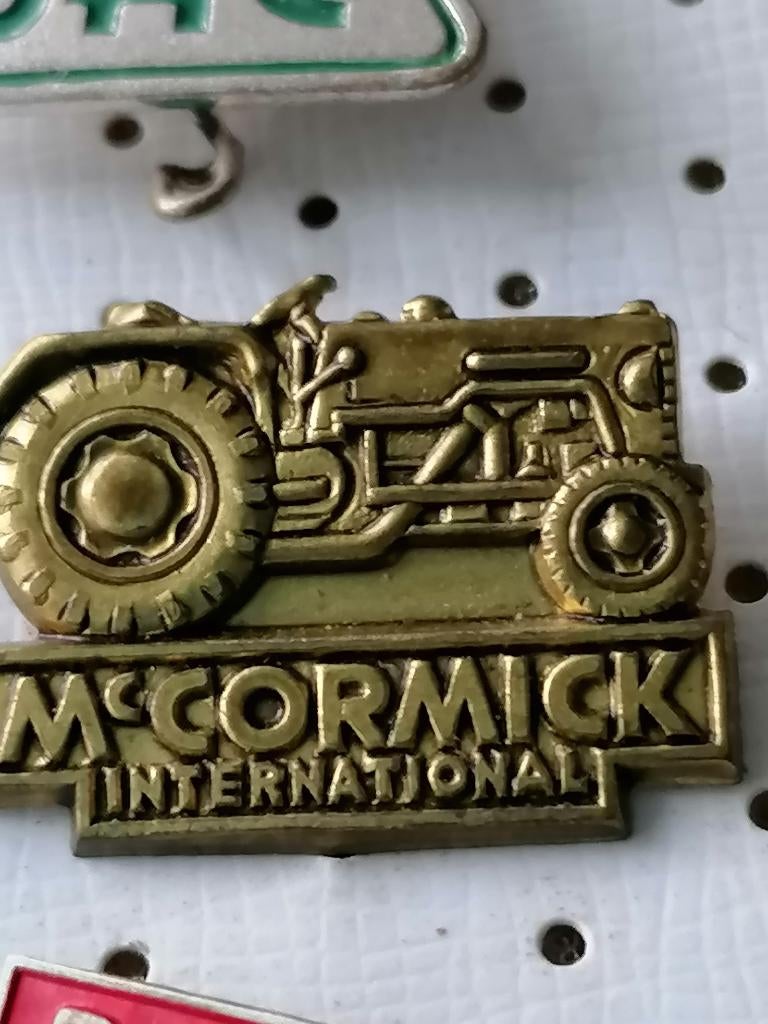 SPELD TRACTOR  MC CORMICK, Verzamelen, Ophalen of Verzenden, Gebruikt, Transport, Speldje of Pin