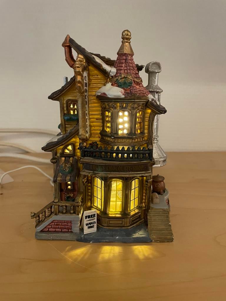 2004 lemax Lucy’s Chocolate shop, Diversen, Kerst, Ophalen of Verzenden, Zo goed als nieuw