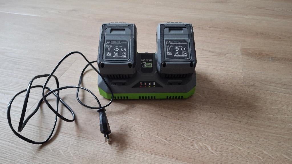 Lux dubbele acculader met accu´s, Ophalen of Verzenden, Gebruikt