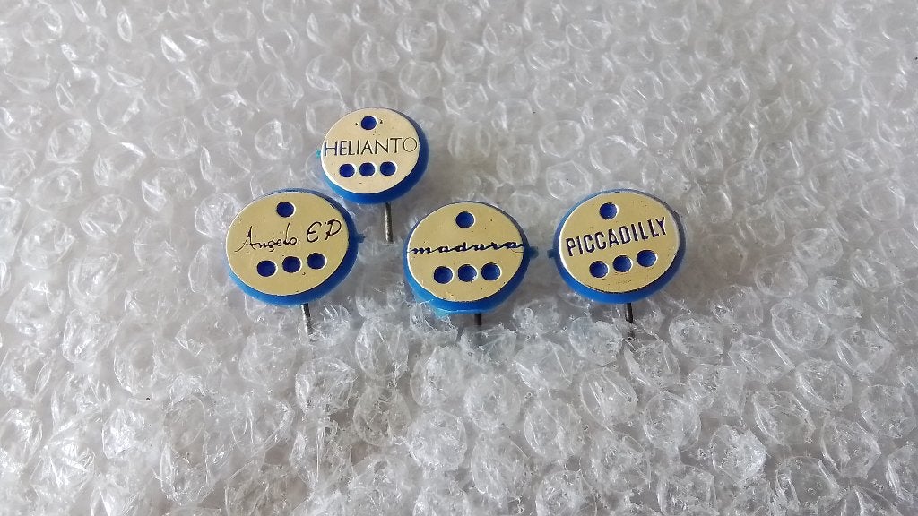 4 verschillende speldjes mij onbekend, Ophalen of Verzenden, Gebruikt, Overige onderwerpen
