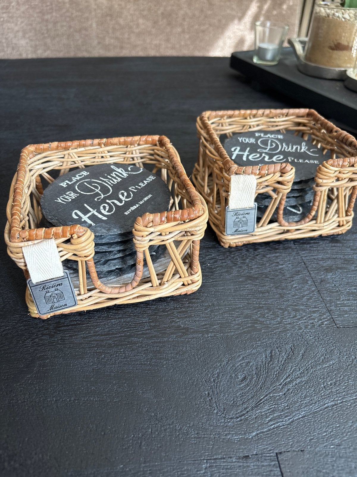 Rivièra Maison onderzetters set (2x) Leisteen met filtjes, Huis en Inrichting, Woonaccessoires | Onderzetters, Gebruikt, Steen/keramiek