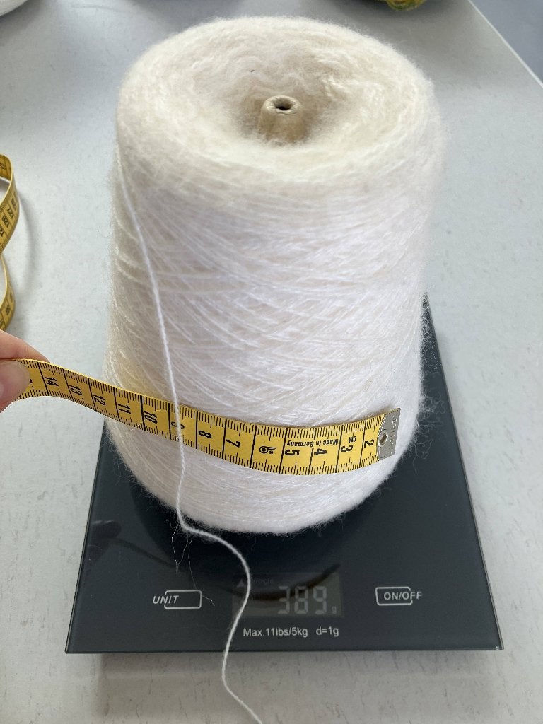 wit garen bijna 400 gram op cone, Hobby en Vrije tijd, Ophalen of Verzenden, Nieuw, Breien of Haken, Wol of Garen