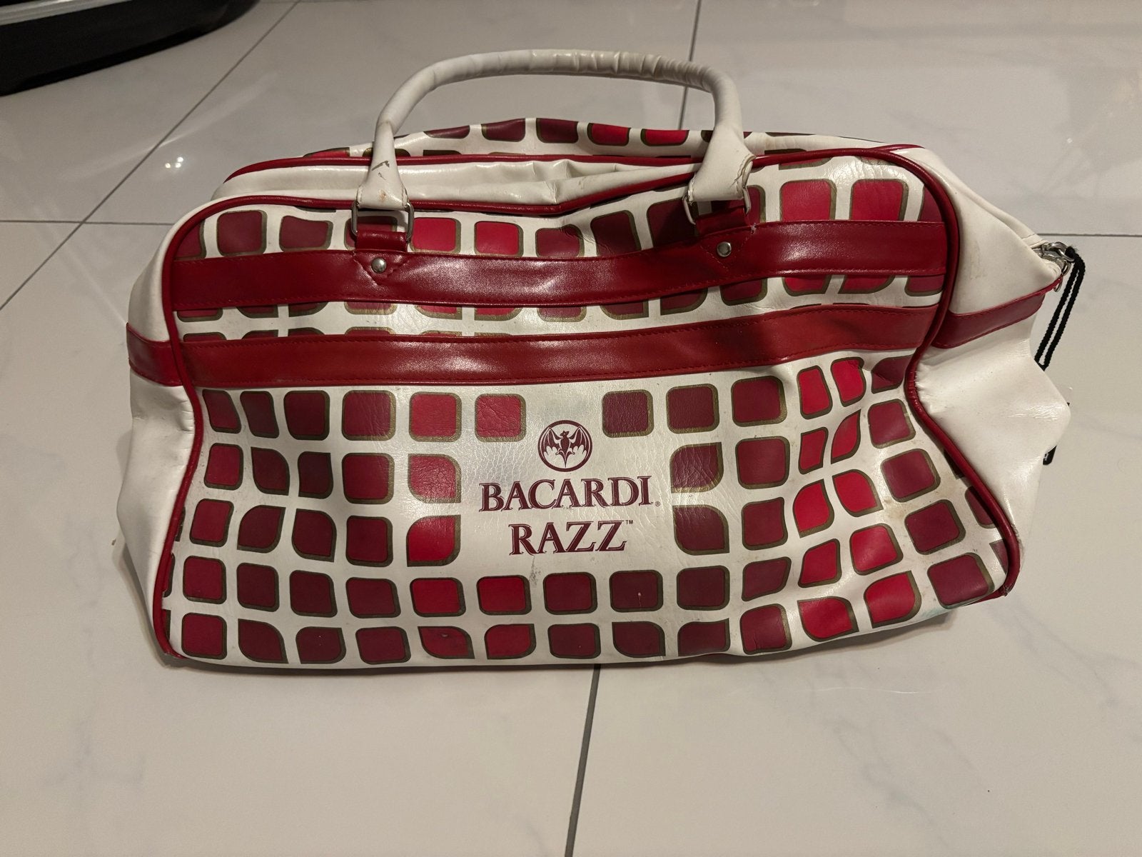 Vintage Bacardi Razz Reistas - Wit/Rood, Gebruikt, 20 tot 30 cm, Wit, Ophalen of Verzenden