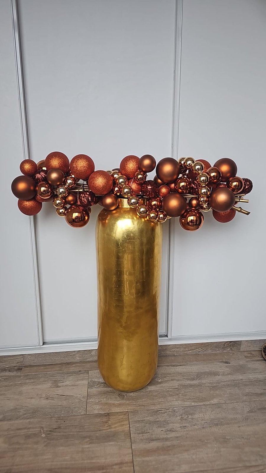 Decoratie!  Goudkleurige vaas met oranje kerstdecoratie., Ophalen, Zo goed als nieuw
