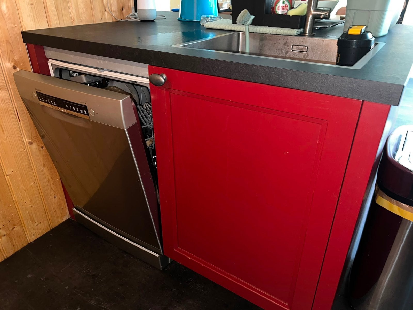 Moderne rode keuken met eiland en inbouwapparatuur, Ophalen, Gebruikt, Kunststof, Met kookeiland