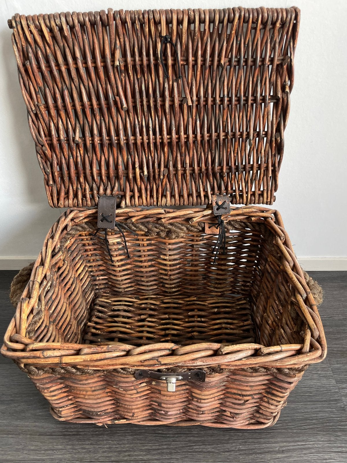 Vintage rieten fietsmand met lederen sluiting, Fietsen en Brommers, Fietsaccessoires | Fietsmanden, Ophalen of Verzenden, Gebruikt