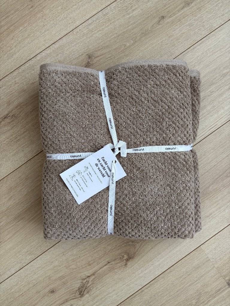 2x Yumeko badhanddoek ‘dots warm taupe’ NIEUW, Bruin, Overige merken, Handdoek, Nieuw