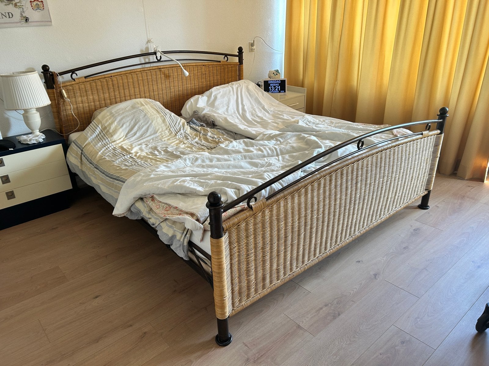 Tweepersoonsbed met rotan en metalen frame, gratis, Huis en Inrichting, Ophalen, Overige materialen, Gebruikt, Bruin