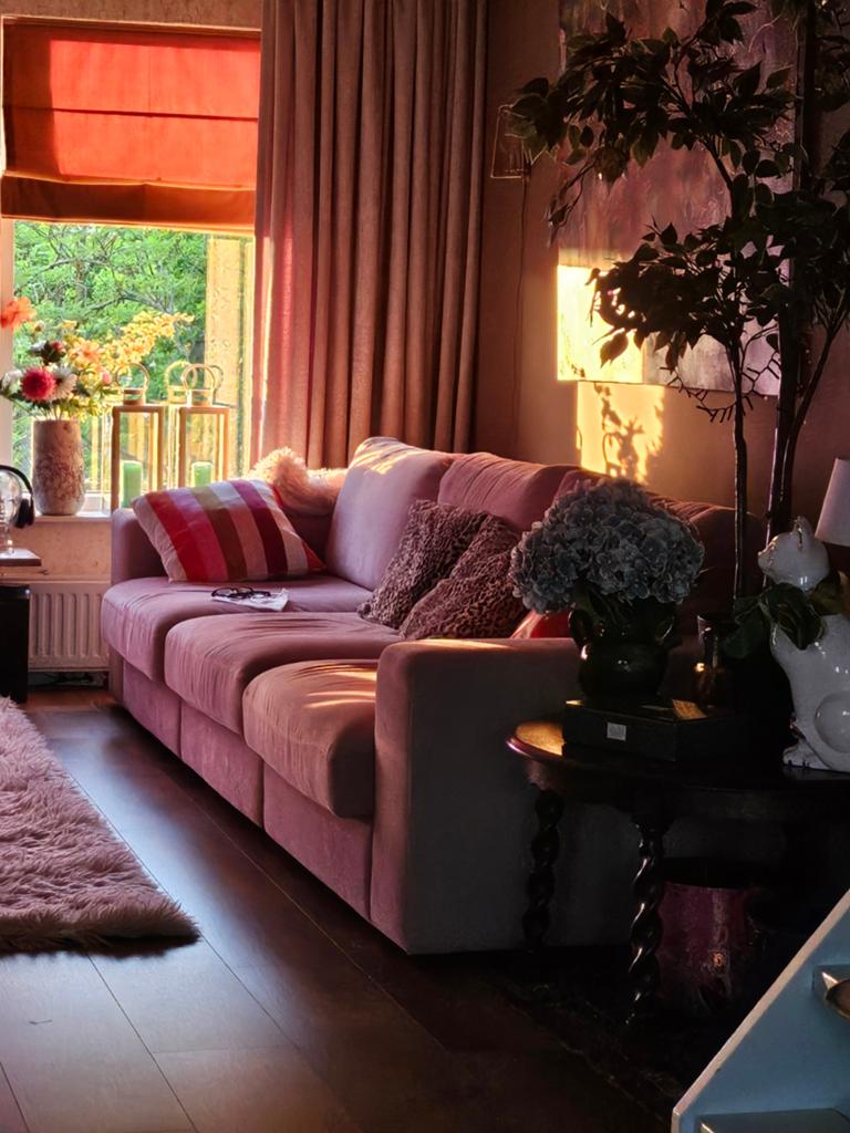 Grote roze velours bank van vt wonen 326 lang 103 diep, Ophalen of Verzenden, Zo goed als nieuw