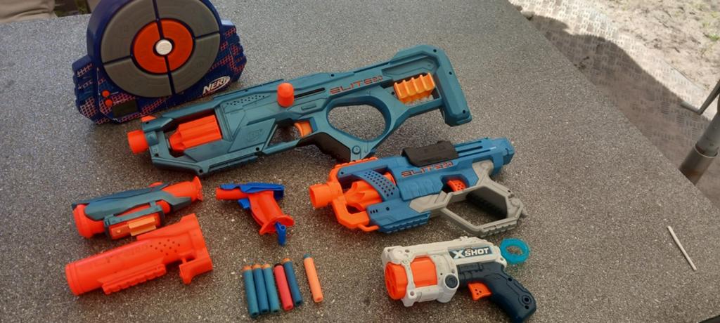 4 Nerf blasters met schietschijf en pijltjes, Ophalen of Verzenden, Gebruikt
