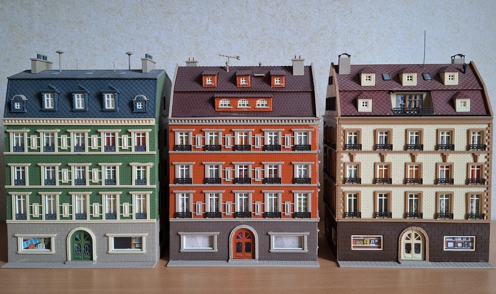 Set van 3 gedetailleerde modelhuizen - Diorama, Ophalen of Verzenden, Zo goed als nieuw, Groter dan 1:35, Diorama