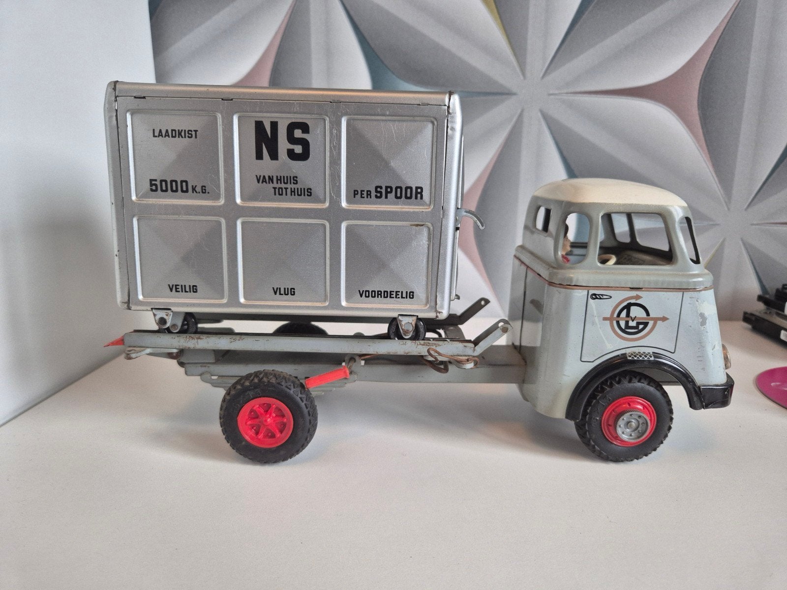 Vintage Arnold Speelgoed Vrachtwagen met NS Laadkist, Overige merken, Gebruikt, 1:50 of kleiner, Overige typen