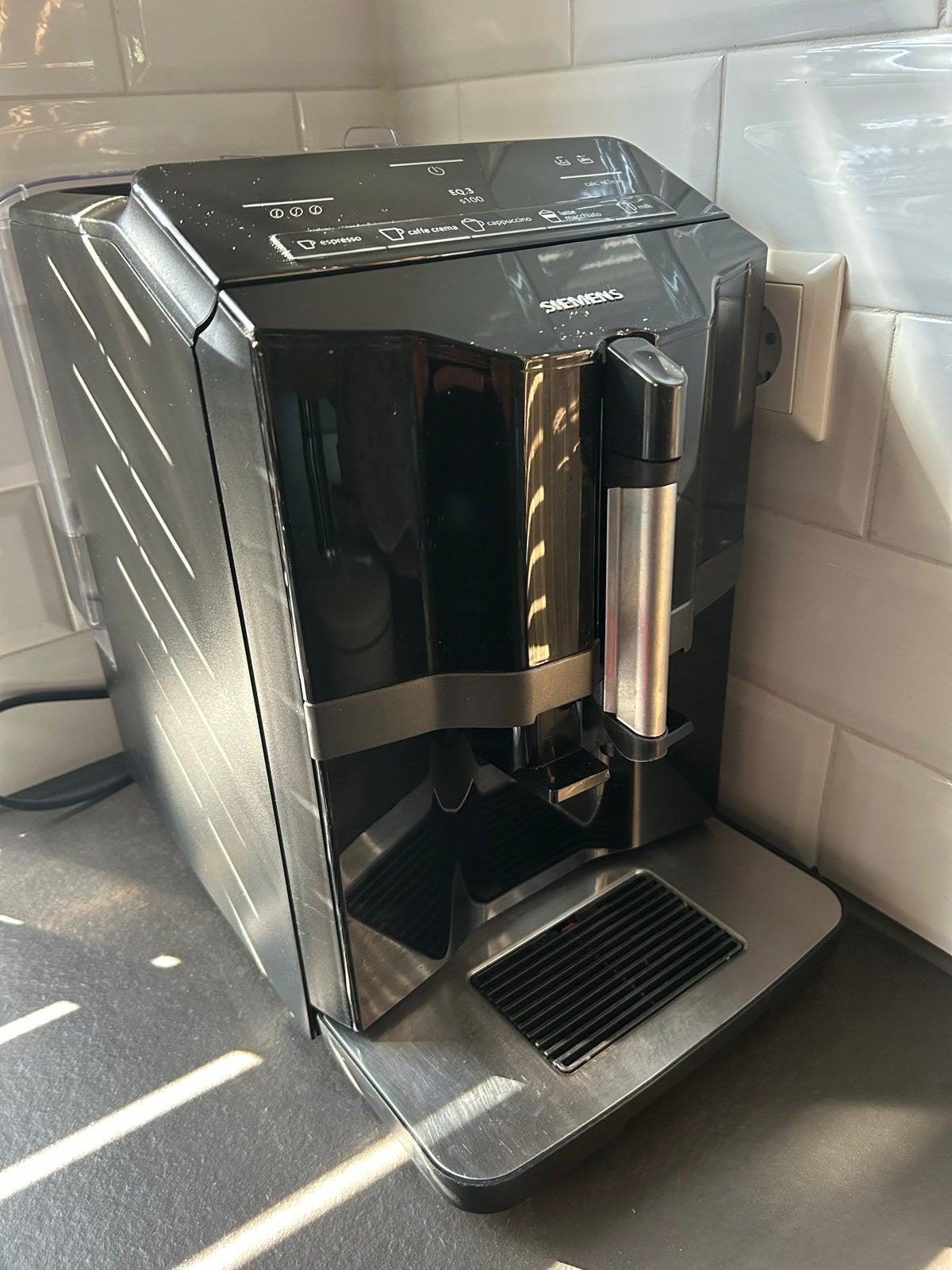 Siemens EQ.3 S100 volautomatische espressomachine, Witgoed en Apparatuur, Koffiezetapparaten, Afneembaar waterreservoir, Gebruikt