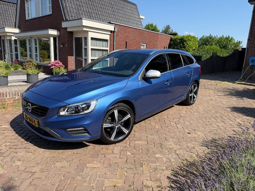 Volvo V60 T4 190PK Business Sport R-Design | Luxury Line, Lichtsensor, 1969 cc, Blauw, Handgeschakeld