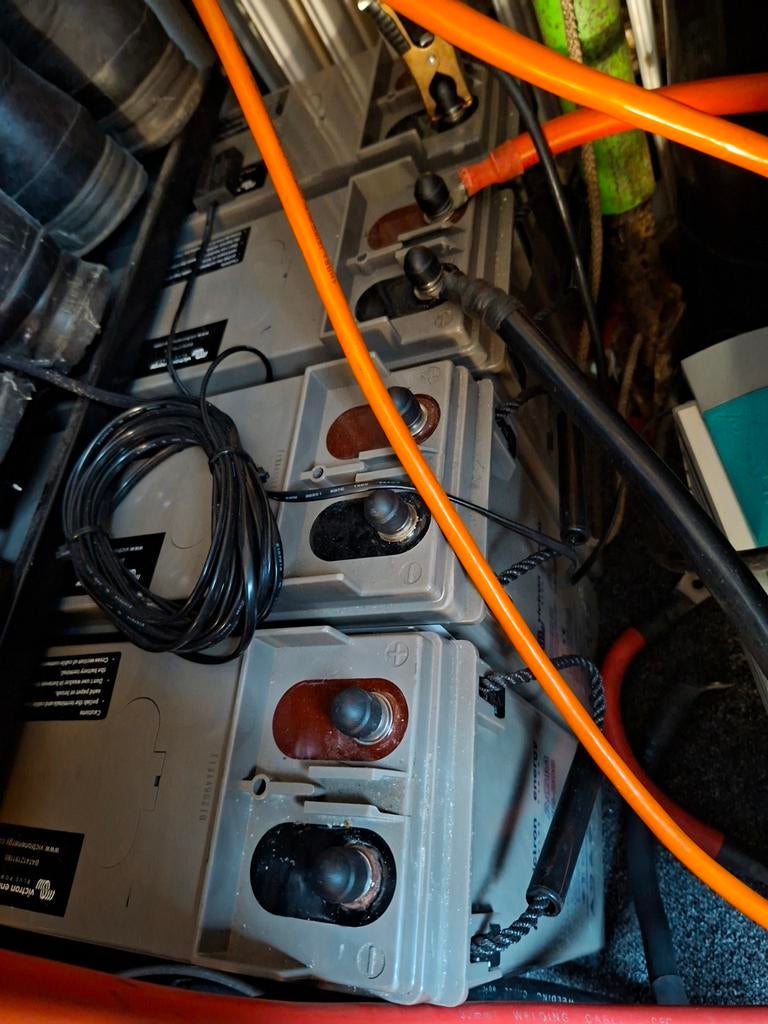 1x victron agm accu 12v 200ah, Ophalen