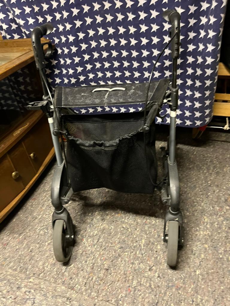 ROLLATOR. zgan., Ophalen, Inklapbaar, Zo goed als nieuw, Duwrolstoel