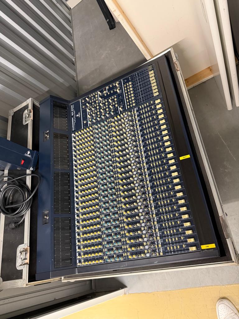Behringer Eurodesk MX9000 Mengpaneel met Flightcase, Muziek en Instrumenten, Ophalen, Gebruikt, 20 kanalen of meer, Microfooningang