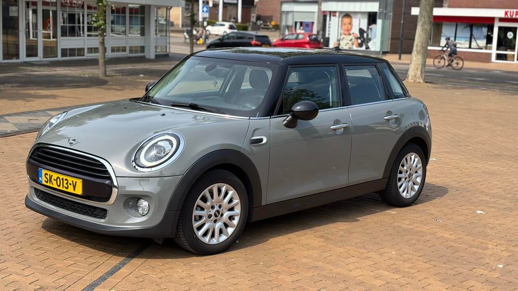 Mini 5-deurs (f55) 1.5 136pk 2018 Grijs, Auto's, Mini, Voorwielaandrijving, 49 €/maand, Origineel Nederlands, Handgeschakeld