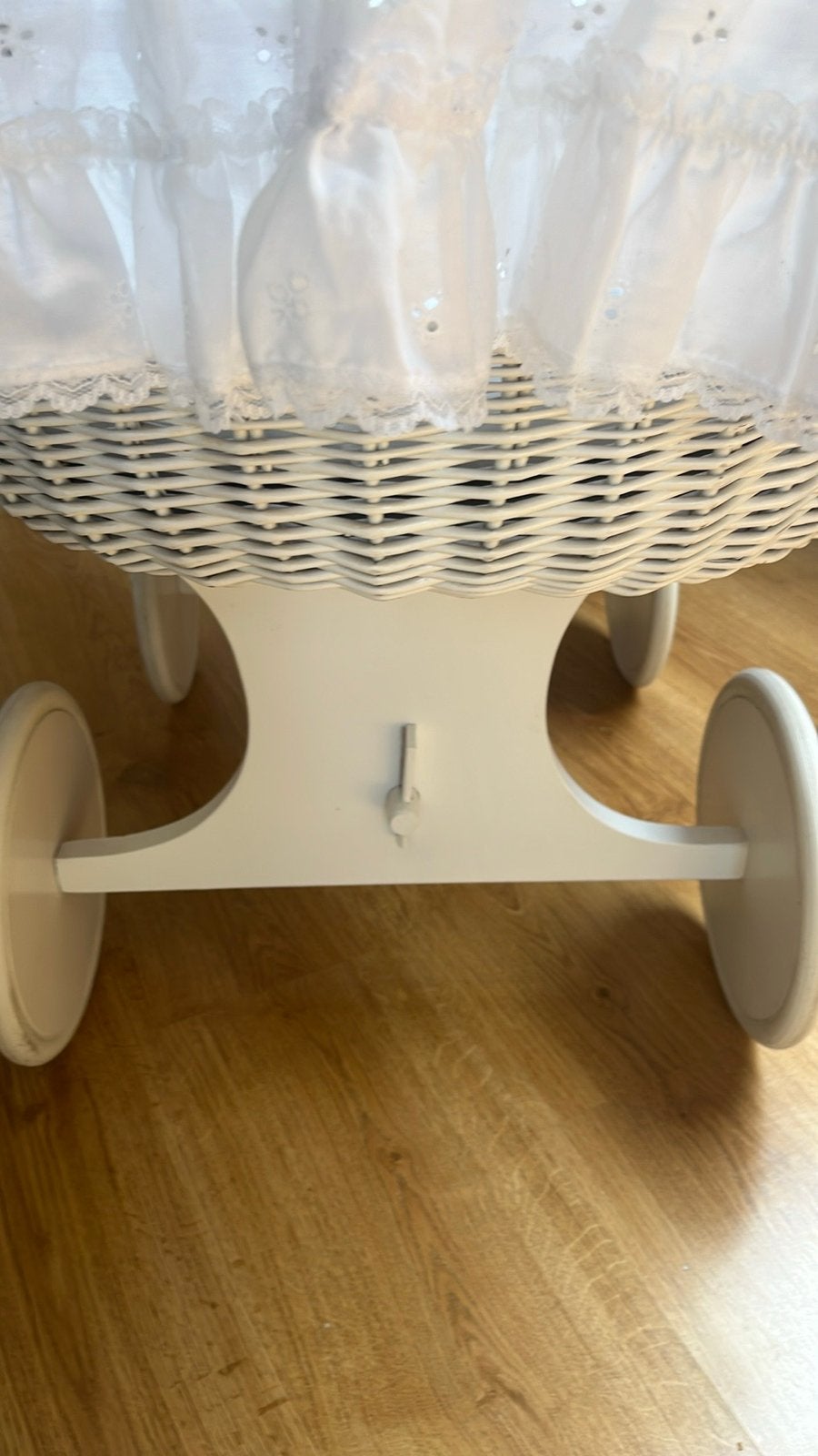 Brocante witte wieg met hemeltje en wieltjes, Ophalen of Verzenden, Gebruikt, Wieg