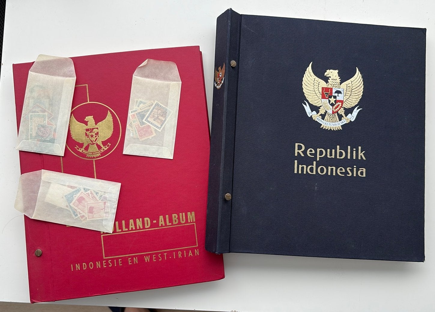 Indonesië: twee albums vanaf jaren ‘40, Postzegels en Munten, Ophalen of Verzenden, Buitenland