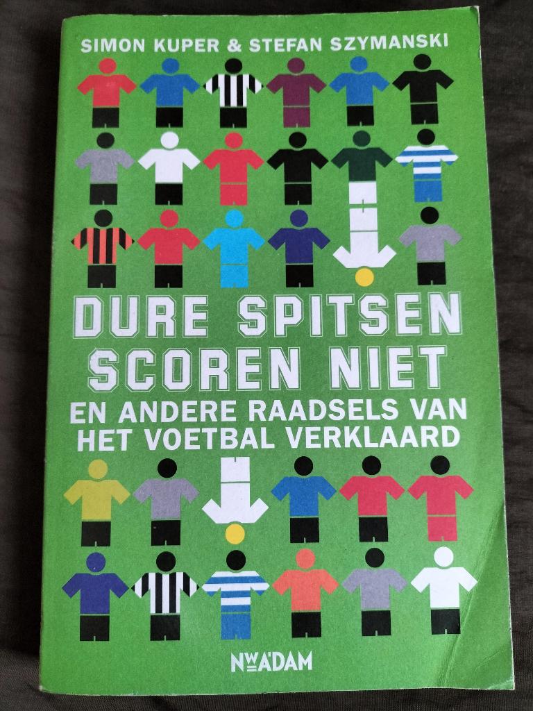 Kuper & Szymanski - Dure spitsen scoren niet / voetbal, Boeken, Ophalen of Verzenden, Zo goed als nieuw, Simon Kuper & Stefan Szymanski