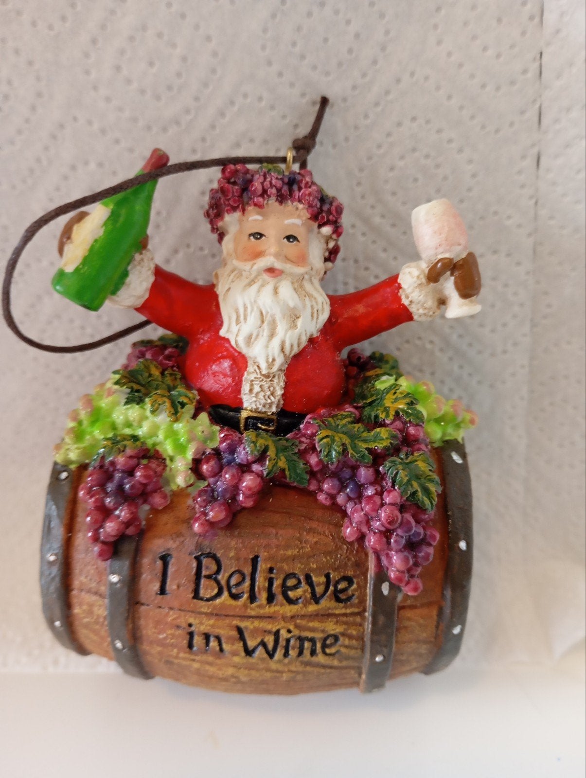 KERST ORNAMENT Santa on Wine Barrel MERK KURT S ADLER NU 6€., Ophalen of Verzenden