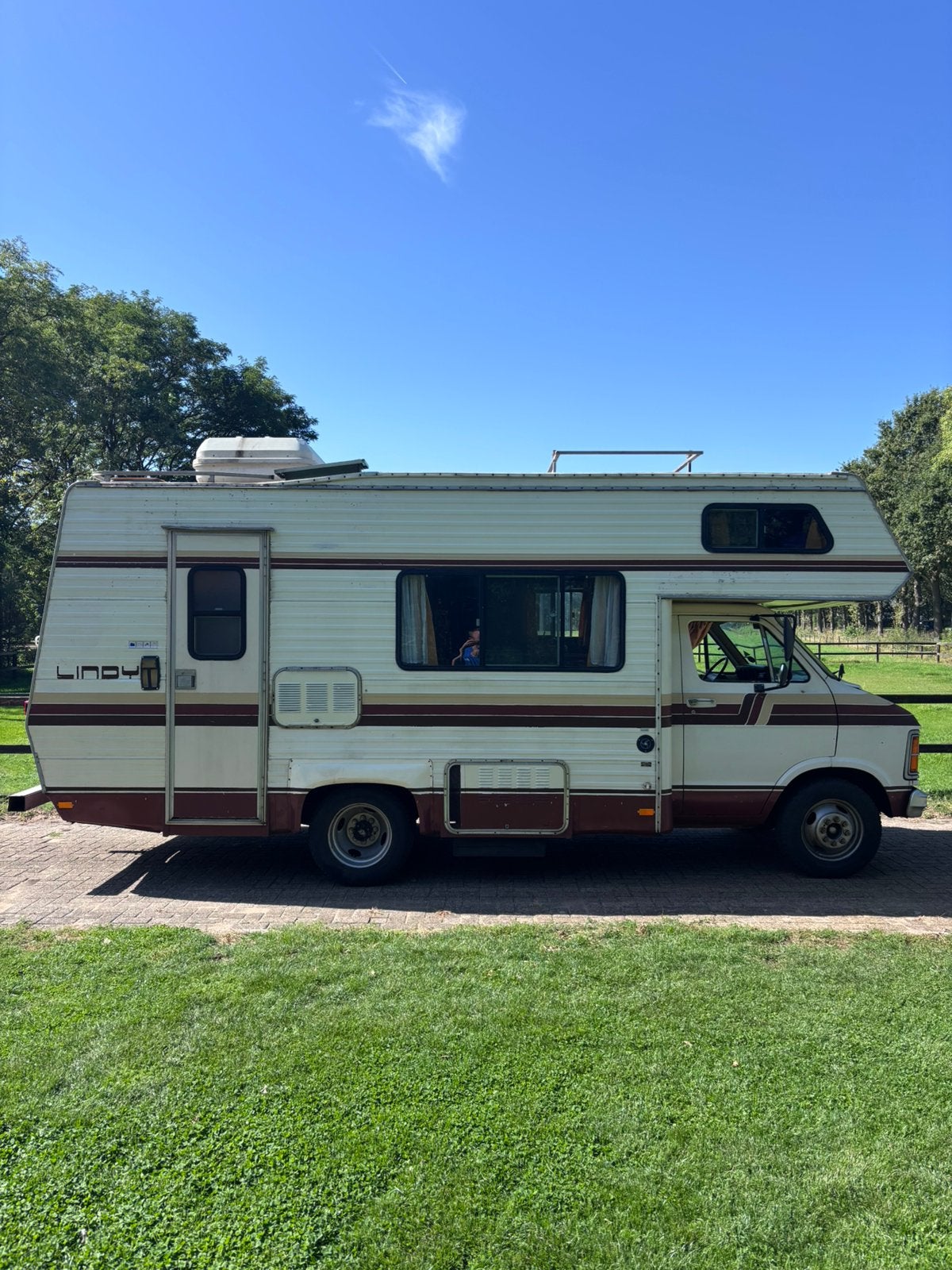 Dodge F30 Lindy 1978, Caravans en Kamperen, Buscamper of Camperbus, Treinzit, Particulier, Overige merken