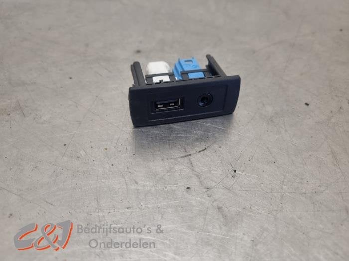 AUX/USB aansluiting van een Mercedes Vito, Gebruikt, -, Ophalen of Verzenden, -