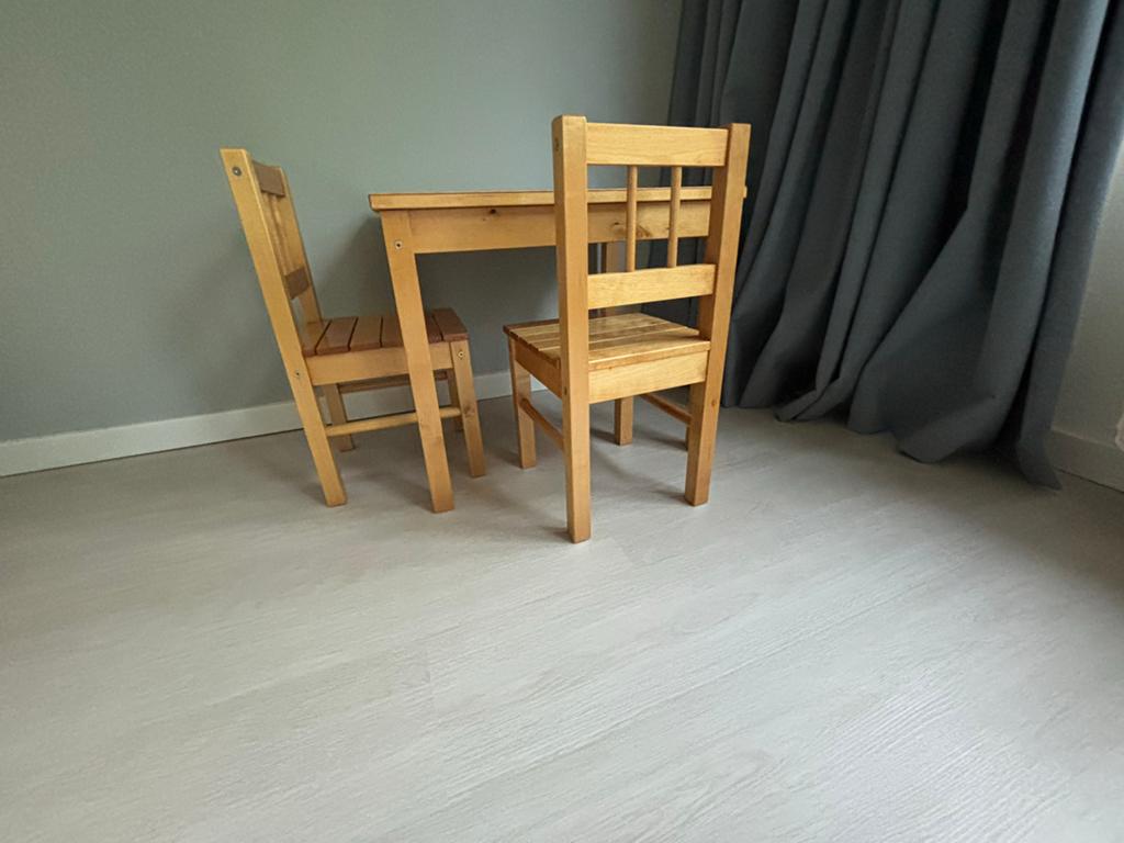 Houten kinderzitje met tafel en twee stoelen, Kinderen en Baby's, Kinderkamer | Tafels en Stoelen, Ophalen, Gebruikt, Tafel(s) en Stoel(en)